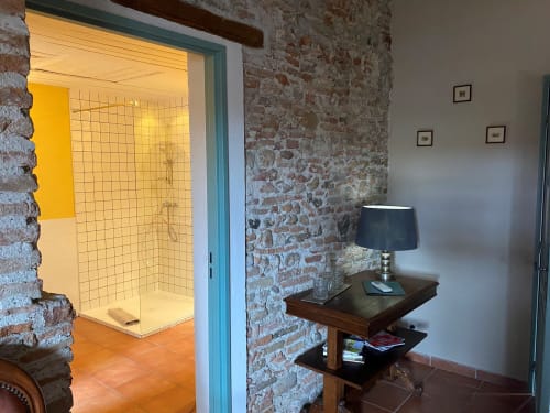 Chambre Mandarine à La Vieille Demeure, Torreilles. Chambre climatisée au 2ème étage avec lit Queen, salle de bains privative, TV. Petit déjeuner disponible. Max 2 personnes.