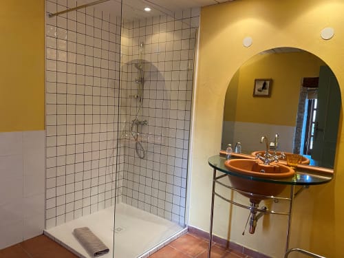 Chambre Mandarine à La Vieille Demeure, Torreilles. Chambre climatisée au 2ème étage avec lit Queen, salle de bains privative, TV. Petit déjeuner disponible. Max 2 personnes.