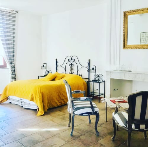 Suite climatisée avec terrasse privative et vue sur les patios. Lit Queen size, salle de bains privative, TV. Prix selon la saison. Petit déjeuner servi à table dans les patios ou au salon à partir de 12€/pers.