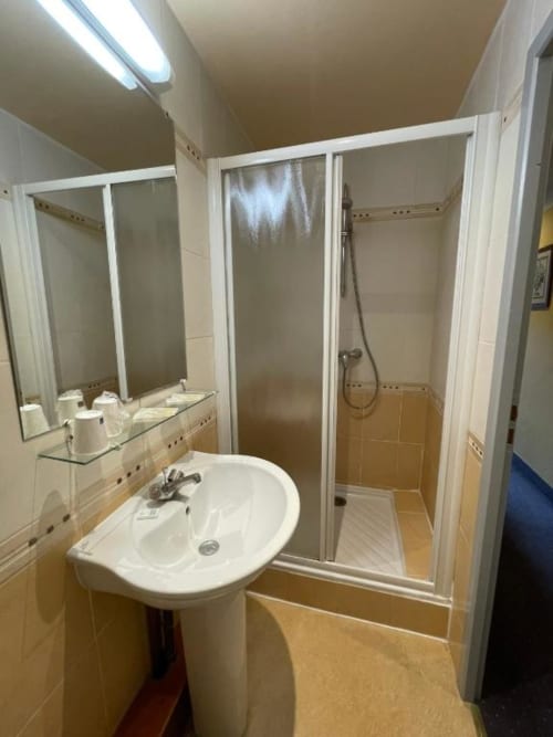 Chambre Double Standard avec balcon privé offrant vue sur le village. Équipée d'un ventilateur, bureau et salle de bains privative avec articles de toilette gratuits. Idéale pour 2 personnes.
