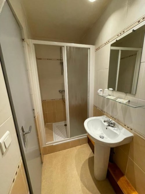 Chambre Double Standard avec balcon privé offrant vue sur le village. Équipée d'un ventilateur, bureau et salle de bains privative avec articles de toilette gratuits. Idéale pour 2 personnes.