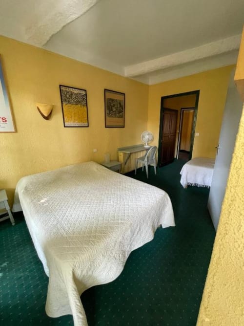 Découvrez notre charmante Chambre Triple avec 2 balcons offrant une vue pittoresque. Profitez d'une salle de bains privative, d'un ventilateur et d'articles de toilette gratuits. Idéale pour 3 personnes.