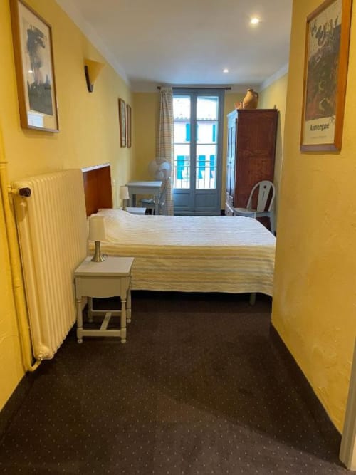Chambre Double Standard avec balcon privé offrant vue sur le village. Équipée d'un ventilateur, bureau et salle de bains privative avec articles de toilette gratuits. Idéale pour 2 personnes.