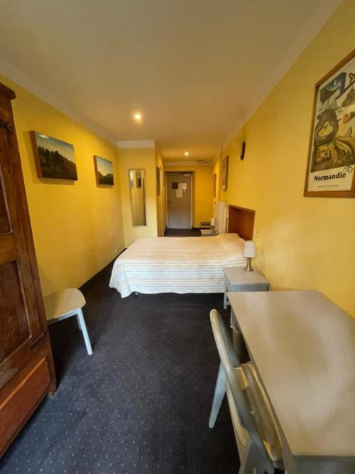 Chambre Double Standard avec balcon privé offrant vue sur le village. Équipée d'un ventilateur, bureau et salle de bains privative avec articles de toilette gratuits. Idéale pour 2 personnes.