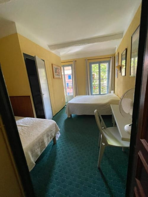 Découvrez notre charmante Chambre Triple avec 2 balcons offrant une vue pittoresque. Profitez d'une salle de bains privative, d'un ventilateur et d'articles de toilette gratuits. Idéale pour 3 personnes.