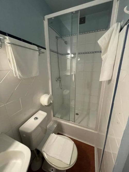 Découvrez notre charmante Chambre Triple avec 2 balcons offrant une vue pittoresque. Profitez d'une salle de bains privative, d'un ventilateur et d'articles de toilette gratuits. Idéale pour 3 personnes.