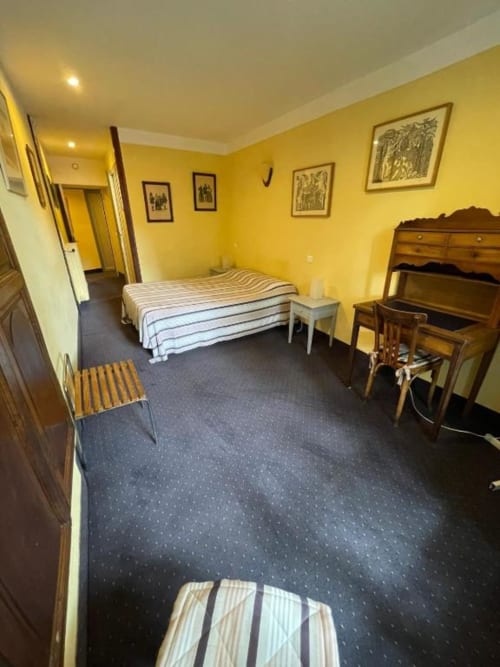 Chambre Double Standard avec balcon privé offrant vue sur le village. Équipée d'un ventilateur, bureau et salle de bains privative avec articles de toilette gratuits. Idéale pour 2 personnes.