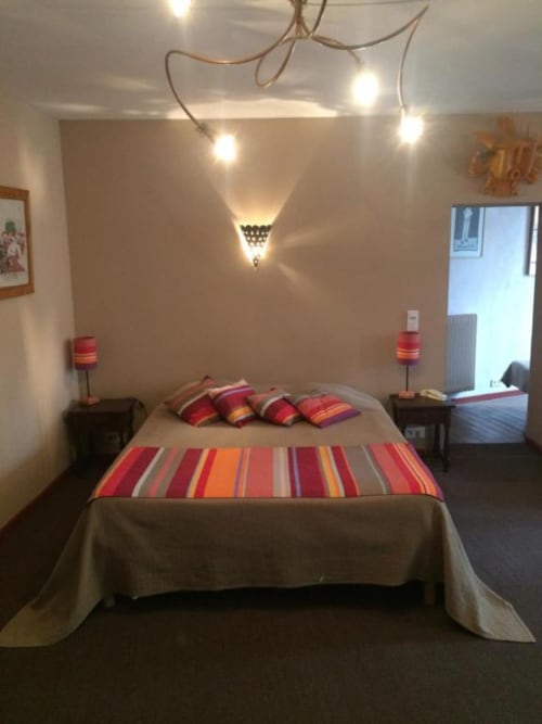 Découvrez le luxe et le confort de notre Suite Supérieure avec 2 balcons, coin salon, ventilateur et salle de bains privative. Idéale pour 3 personnes. Réservez dès maintenant et profitez de votre séjour à Céret.