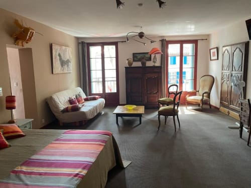 Découvrez le luxe et le confort de notre Suite Supérieure avec 2 balcons, coin salon, ventilateur et salle de bains privative. Idéale pour 3 personnes. Réservez dès maintenant et profitez de votre séjour à Céret.
