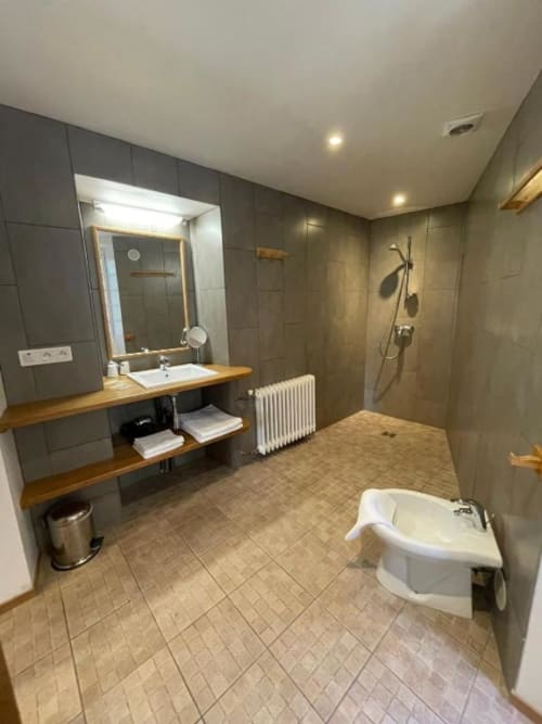 Découvrez le luxe et le confort de notre Suite Supérieure avec 2 balcons, coin salon, ventilateur et salle de bains privative. Idéale pour 3 personnes. Réservez dès maintenant et profitez de votre séjour à Céret.