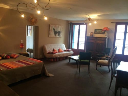 Découvrez le luxe et le confort de notre Suite Supérieure avec 2 balcons, coin salon, ventilateur et salle de bains privative. Idéale pour 3 personnes. Réservez dès maintenant et profitez de votre séjour à Céret.