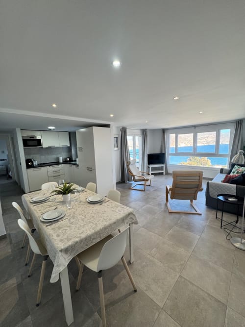 Apartamento moderno de planta abierta con mesa de comedor, cocina y vistas al mar en El Faro de Los Genoveses, San José Almería