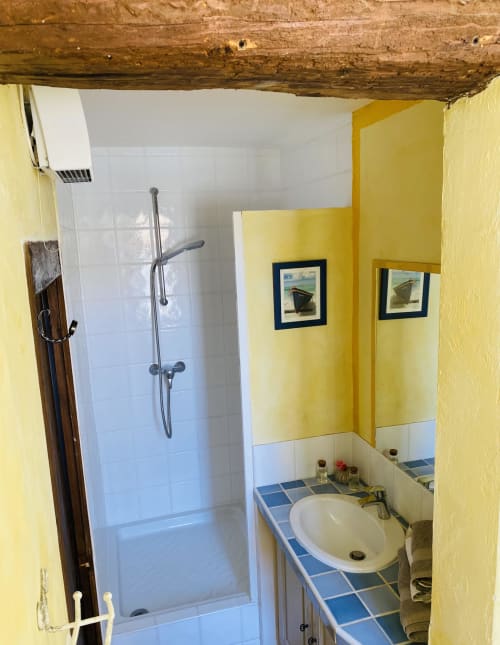 Chambre non climatisée avec 2 lits simples, salle de bains privative, TV. Prix selon saison. Petit déjeuner à partir de €12. Max 2 personnes. Wi-Fi, ventilateur, douche inclus.
