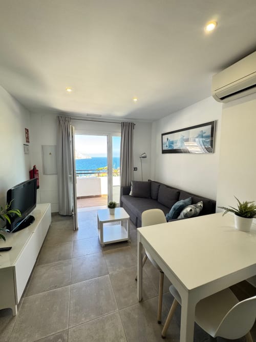 Moderno apartamento en El Faro De Los Genoveses con vista al mar, sala de estar, cocina y balcón frente al Mediterráneo