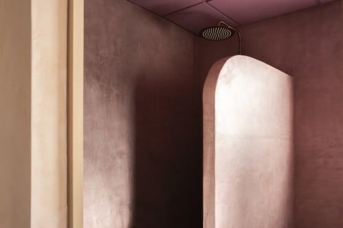 Moderno baño con ducha de lluvia en Formentera Especial Luna Studio y paredes burdeos
