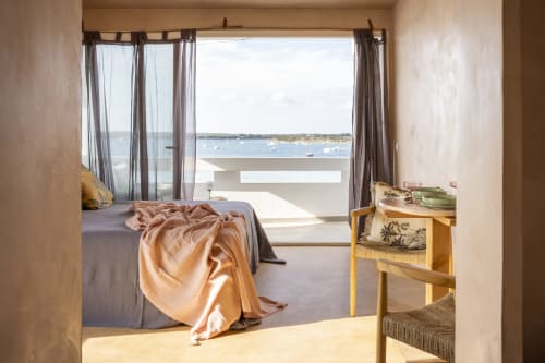Estudio Luna con balcón con vista al mar que domina el puerto de La Savina, hotel Formentera Especial