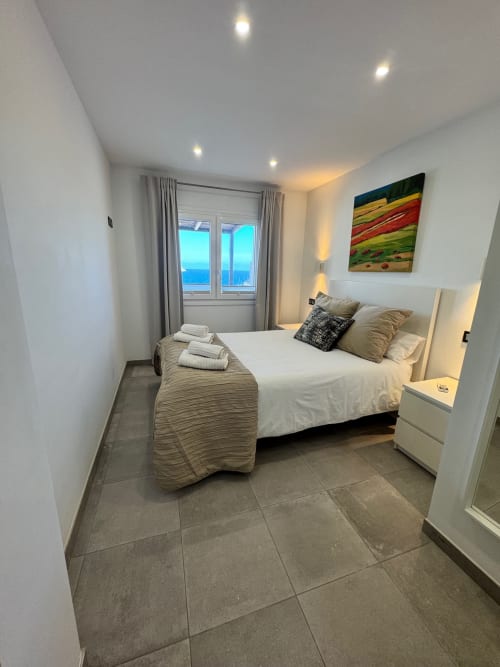 Dormitorio moderno con vista al mar en El Faro De Los Genoveses, Almería. Cama doble, vistas al mar y mobiliario contemporáneo