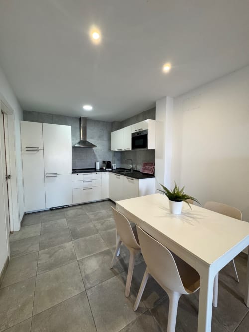 Moderna cocina y comedor del apartamento El Faro De Los Genoveses, San José, Almería