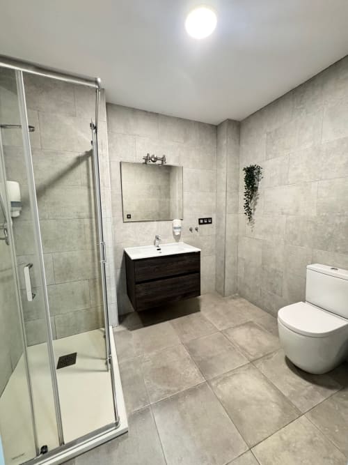 Baño moderno en El Faro De Los Genoveses, San José Almería con ducha, lavamanos y inodoro