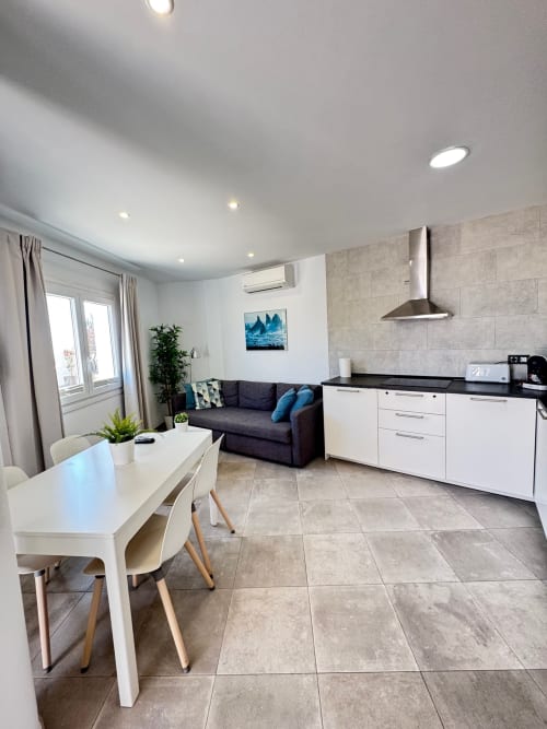 Apartamento moderno en El Faro de los Genoveses con cocina abierta, comedor y sofá con vistas al mar en San José, Almería