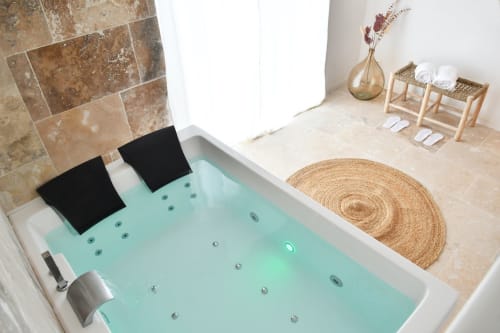 Baignoire balnéo 2 places cascade – SPA privatif couple luxe Nuits d'Audace