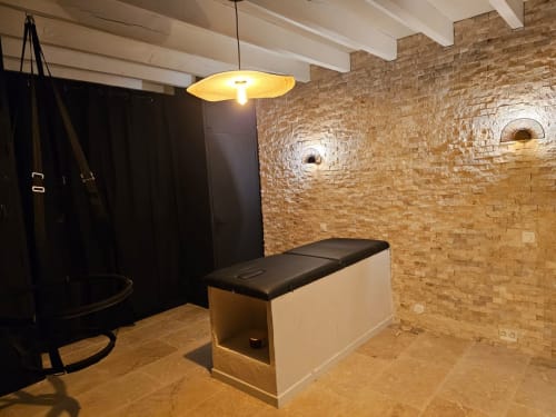 Table de massage et balançoire jeux coquins adultes - Villa l'insolente Nuits d'Audace