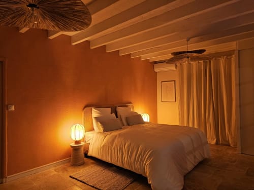 Spacieuse pièce avec lit double et éclairage chaleureux – suite romantique L'Audacieuse Nuits d'Audace