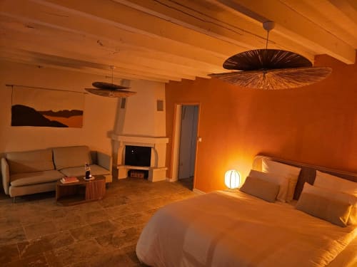 Grand lit double et cheminée et sofa - suite romantique L'Insolente Nuits d'Audace