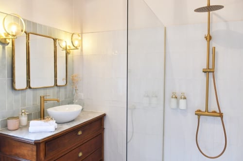 Salle de bain luxe or marbre confort et intimité love room Bergerac Nuits d'Audace