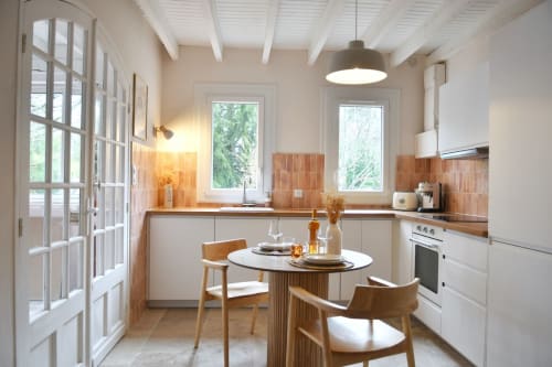Cuisine équipée avec îlot et carrelage terracotta – villa L'Insolente Bergerac