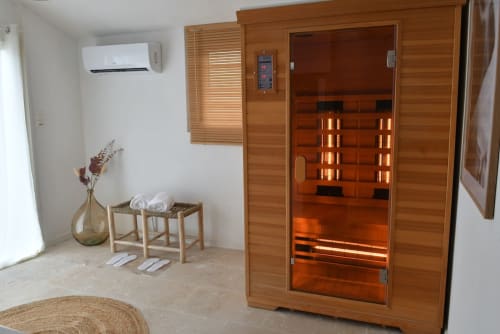 Sauna infrarouge privatif en bois rotin et travertin – Nuits d'Audace love room couple