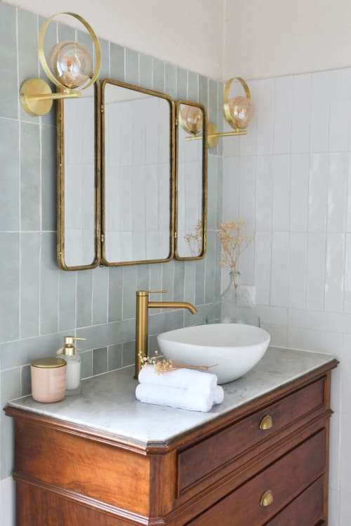 Salle de bains luxe marbre or miroir serviettes carrelage blanc Villa l'Insolente Bergerac