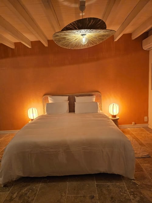 Grand lit double poutres rotin éclairage romantique love room Bergerac Nuits d'Audace 