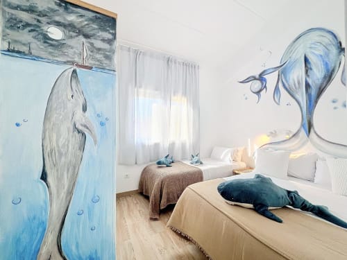 Dormitorio de la casita La Vela en Estartit con murales de ballenas, camas gemelas, suelos de madera y vistas al jardín costero