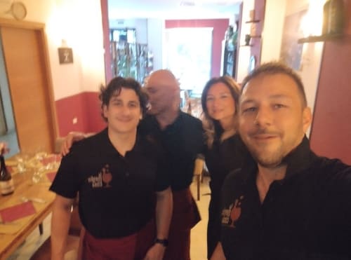 Il personale dell'Hotel Milomax sorride insieme nella sala da pranzo, Milo CT