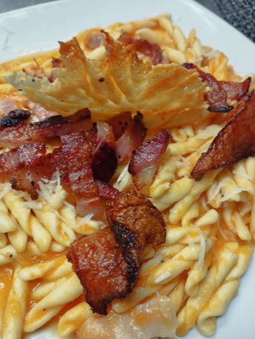 Strisce di pancetta croccante su patatine waffle dorate all'Hotel Milomax, Milo CT