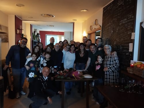 Gruppo familiare riunito presso l'Hotel Milomax a Milo, CT per una celebrazione festosa al chiuso
