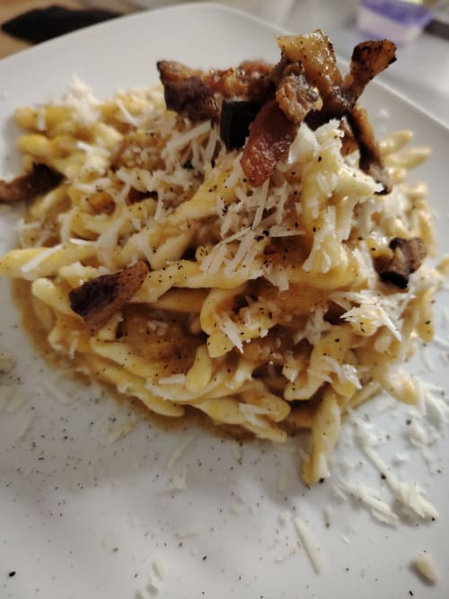Pasta cremosa con pancetta e formaggio grattugiato all'Hotel Milomax, Milo CT