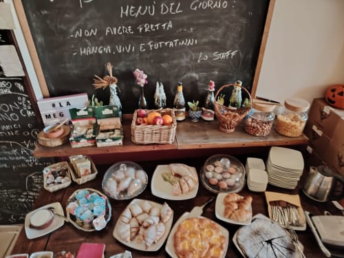 Buffet colazione dell'Hotel Milomax con pasticcini, frutta, pani e bevande a Milo, Italia