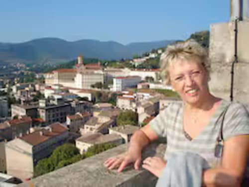 Femme | Ciel | Montagne | Maisons | Arbres