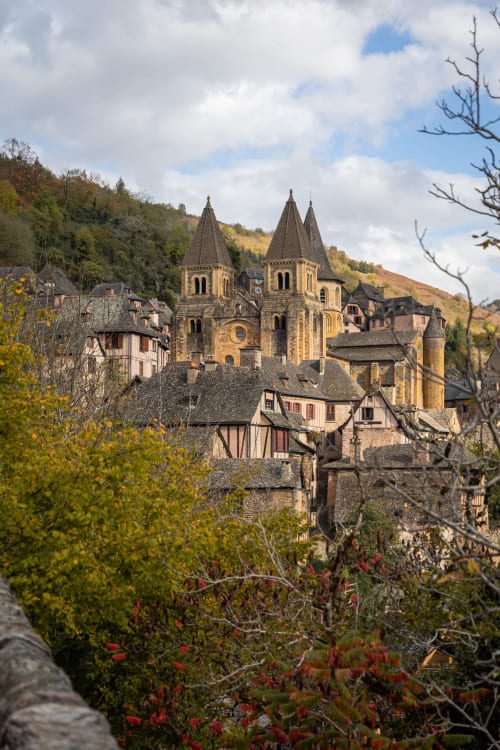 bâtiments | arbres | ciel | plantes | Conques | Chemin de Saint-Jacques de Compostelle