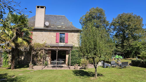 Bienvenue chez Sweet'Om à Nauviale. Située en plein cœur du village, cette charmante maison en pierres offre un cadre idéal pour vos vacances. Proche de Marcillac, Saint-Cyprien-sur-Dourdou et Conques, profitez de tous les services à proximité. Découvrez un logement entièrement équipé, avec un bel espace de vie pour 9 personnes, un poêle à bois, internet et TV. Les 4 grandes chambres confortables et le grand espace extérieur privé vous attendent pour un séjour inoubliable.
