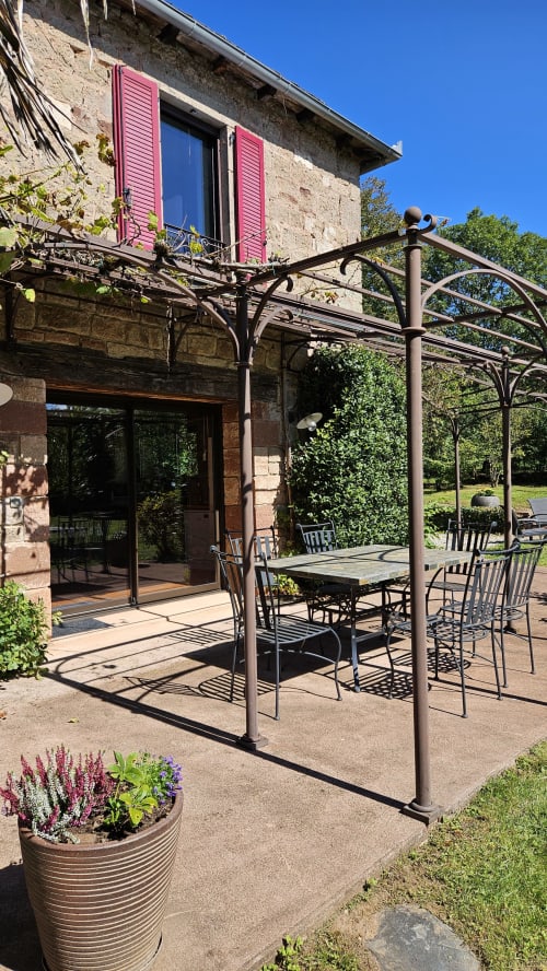 Bienvenue chez Sweet'Om à Nauviale. Située en plein cœur du village, cette charmante maison en pierres offre un cadre idéal pour vos vacances. Proche de Marcillac, Saint-Cyprien-sur-Dourdou et Conques, profitez de tous les services à proximité. Découvrez un logement entièrement équipé, avec un bel espace de vie pour 9 personnes, un poêle à bois, internet et TV. Les 4 grandes chambres confortables et le grand espace extérieur privé vous attendent pour un séjour inoubliable.