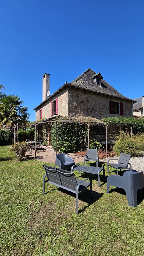 Bienvenue chez Sweet'Om à Nauviale. Située en plein cœur du village, cette charmante maison en pierres offre un cadre idéal pour vos vacances. Proche de Marcillac, Saint-Cyprien-sur-Dourdou et Conques, profitez de tous les services à proximité. Découvrez un logement entièrement équipé, avec un bel espace de vie pour 9 personnes, un poêle à bois, internet et TV. Les 4 grandes chambres confortables et le grand espace extérieur privé vous attendent pour un séjour inoubliable.