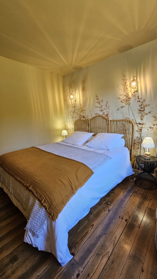 Bienvenue chez Sweet'Om à Nauviale. Située en plein cœur du village, cette charmante maison en pierres offre un cadre idéal pour vos vacances. Proche de Marcillac, Saint-Cyprien-sur-Dourdou et Conques, profitez de tous les services à proximité. Découvrez un logement entièrement équipé, avec un bel espace de vie pour 9 personnes, un poêle à bois, internet et TV. Les 4 grandes chambres confortables et le grand espace extérieur privé vous attendent pour un séjour inoubliable.