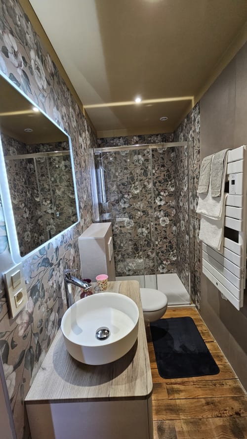 Bienvenue chez Sweet'Om à Nauviale. Située en plein cœur du village, cette charmante maison en pierres offre un cadre idéal pour vos vacances. Proche de Marcillac, Saint-Cyprien-sur-Dourdou et Conques, profitez de tous les services à proximité. Découvrez un logement entièrement équipé, avec un bel espace de vie pour 9 personnes, un poêle à bois, internet et TV. Les 4 grandes chambres confortables et le grand espace extérieur privé vous attendent pour un séjour inoubliable.