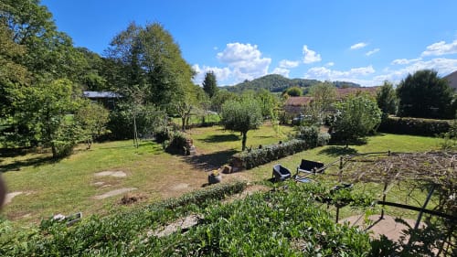 Bienvenue chez Sweet'Om à Nauviale. Située en plein cœur du village, cette charmante maison en pierres offre un cadre idéal pour vos vacances. Proche de Marcillac, Saint-Cyprien-sur-Dourdou et Conques, profitez de tous les services à proximité. Découvrez un logement entièrement équipé, avec un bel espace de vie pour 9 personnes, un poêle à bois, internet et TV. Les 4 grandes chambres confortables et le grand espace extérieur privé vous attendent pour un séjour inoubliable.