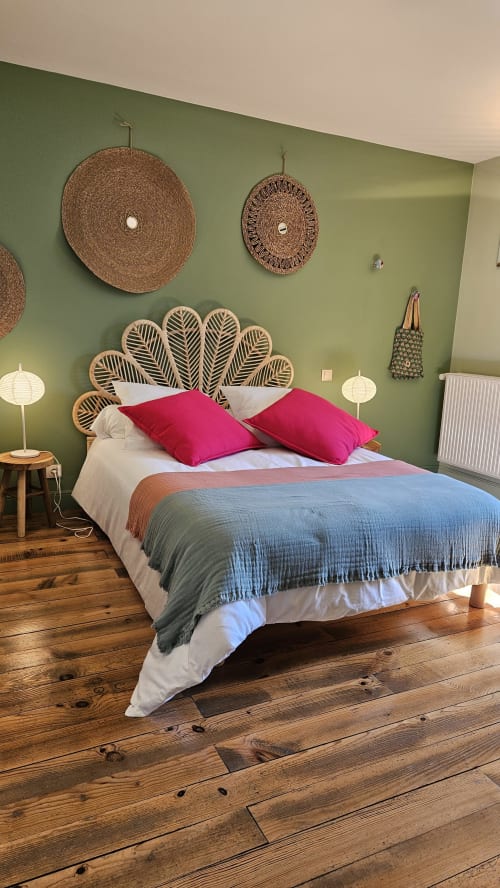 Bienvenue chez Sweet'Om à Nauviale. Située en plein cœur du village, cette charmante maison en pierres offre un cadre idéal pour vos vacances. Proche de Marcillac, Saint-Cyprien-sur-Dourdou et Conques, profitez de tous les services à proximité. Découvrez un logement entièrement équipé, avec un bel espace de vie pour 9 personnes, un poêle à bois, internet et TV. Les 4 grandes chambres confortables et le grand espace extérieur privé vous attendent pour un séjour inoubliable.