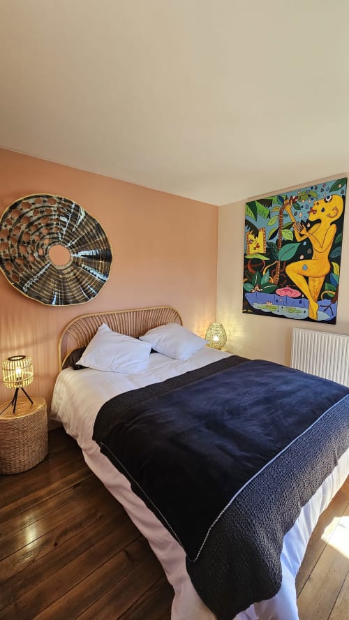 Bienvenue chez Sweet'Om à Nauviale. Située en plein cœur du village, cette charmante maison en pierres offre un cadre idéal pour vos vacances. Proche de Marcillac, Saint-Cyprien-sur-Dourdou et Conques, profitez de tous les services à proximité. Découvrez un logement entièrement équipé, avec un bel espace de vie pour 9 personnes, un poêle à bois, internet et TV. Les 4 grandes chambres confortables et le grand espace extérieur privé vous attendent pour un séjour inoubliable.
