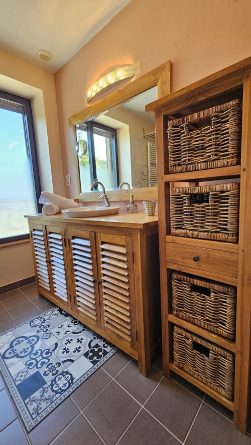 Bienvenue chez Sweet'Om à Nauviale. Située en plein cœur du village, cette charmante maison en pierres offre un cadre idéal pour vos vacances. Proche de Marcillac, Saint-Cyprien-sur-Dourdou et Conques, profitez de tous les services à proximité. Découvrez un logement entièrement équipé, avec un bel espace de vie pour 9 personnes, un poêle à bois, internet et TV. Les 4 grandes chambres confortables et le grand espace extérieur privé vous attendent pour un séjour inoubliable.